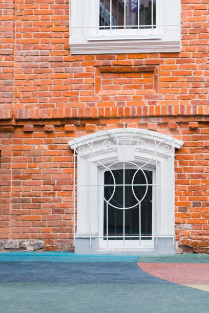 靠近屋顶和天空上的烟囱，房子的砖墙图片下载