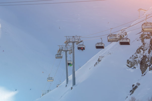 雪山上的敞开式电梯。图片下载