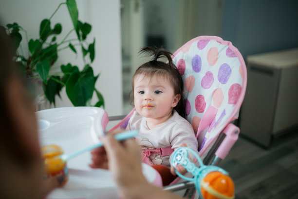 小婴儿坐在高椅子上图片下载