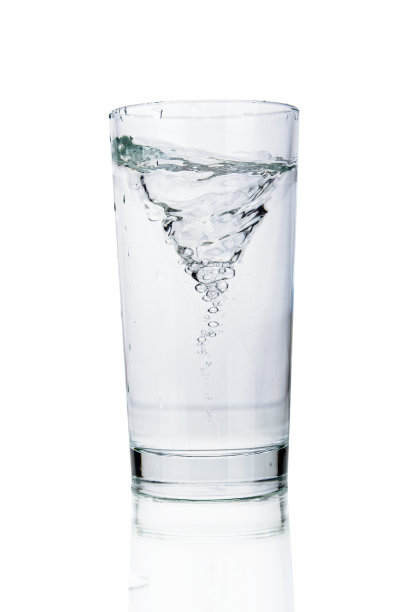 水玻璃中的水龙卷风在白色背景上被隔离图片下载