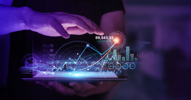 商人拿着正在增长的统计、图形和图表虚拟全息图的平板电脑。投资增长对汇率的影响。业务战略发展和增长计划。图片下载