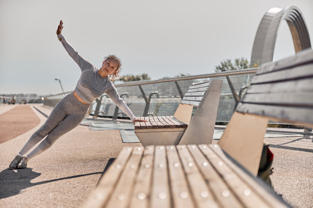 快乐、健康、运动的女人在阳光明媚的日子里做锻炼图片下载