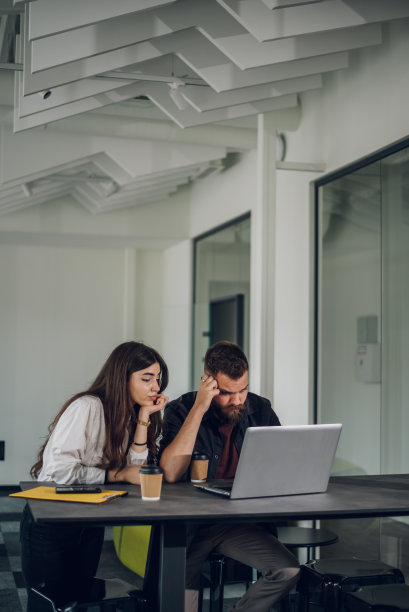 两个业务同事在开放式办公室开会图片下载