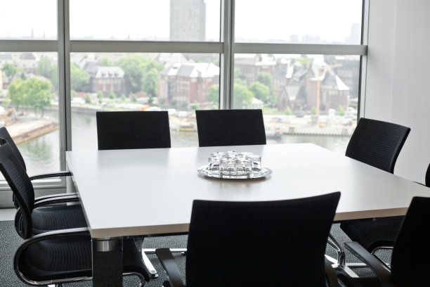 以柏林为背景的会议室图片下载