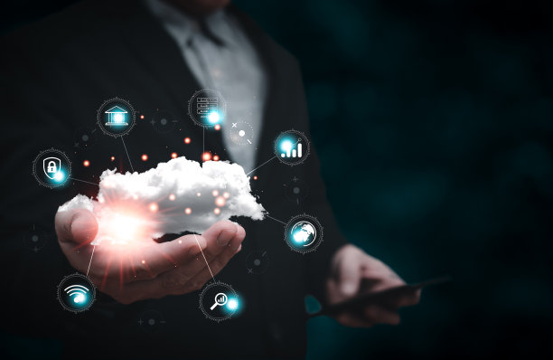 男子手持云计算图展示在手。数据存储。云技术。安全备份和一致性网络和互联网服务概念。在业务中实现存储技术图片下载