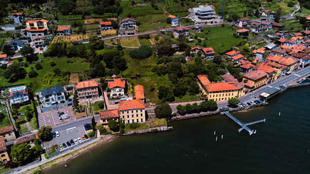 意大利北部伦巴第的科莫湖鸟瞰图。图片摄于2023年6月。图片下载