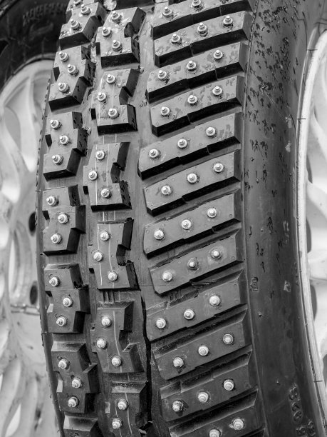 有钉钉的冰雪轮胎特写，只在冬季拉力赛阶段使用图片下载