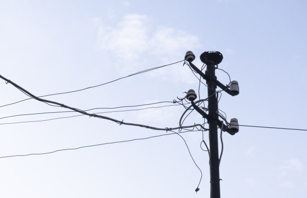 陈旧生锈的金属灯柱电缆和绝缘体，图片下载