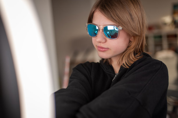 时尚博主女孩用戒指灯制作视频图片下载