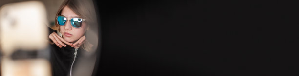 时尚博主女孩用戒指灯制作视频图片下载