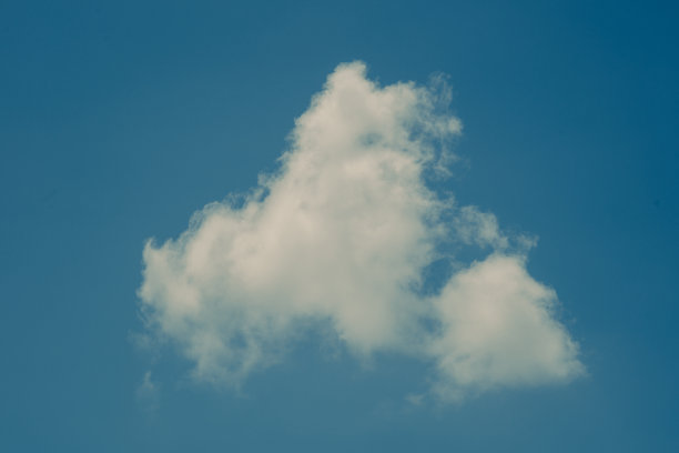 蓝天上飘着朵朵白云图片下载