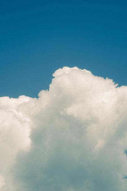 蓝天上飘着朵朵白云图片下载