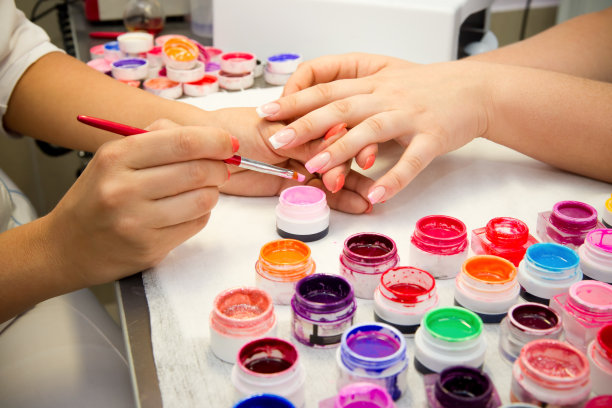 一位女士在美容院做专业美甲图片下载