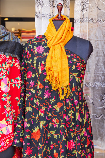 斯利那加市场上出售的传统妇女服装。图片下载