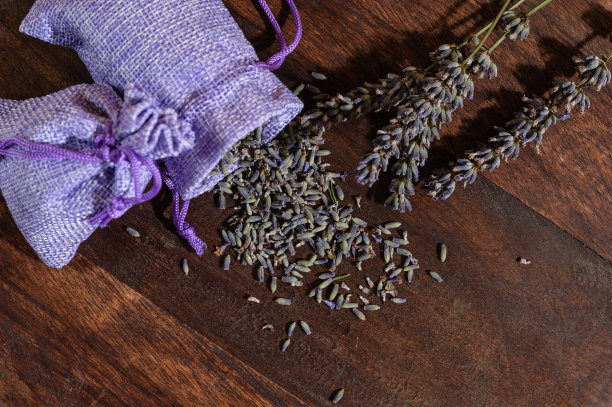 木制背景上带有薰衣草花香的香囊。图片下载