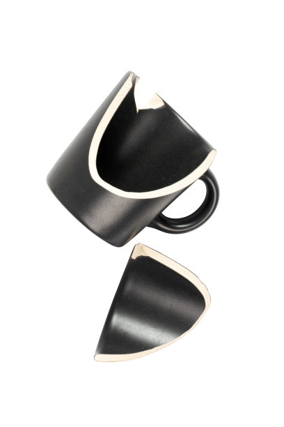 破碎杯孤立，黑色陶瓷杯件，破碎杯在白色背景图片下载