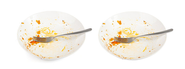 孤立的脏盘子，晚饭后的空碗，白盘子背景上吃完的午餐图片下载