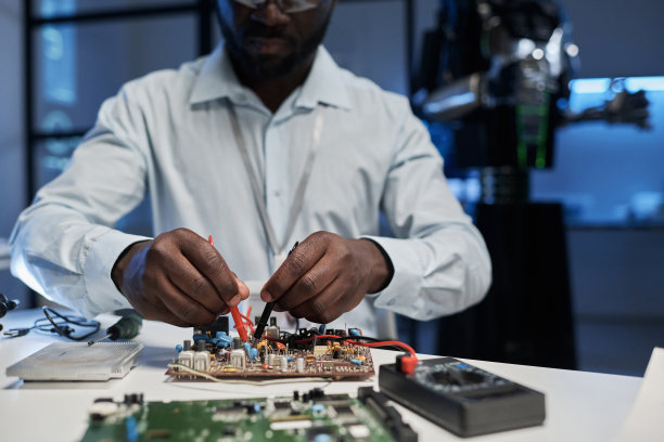 在办公室处理电脑板的工程师图片下载