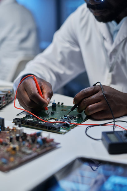 开发人员在IT办公室焊接主板图片下载