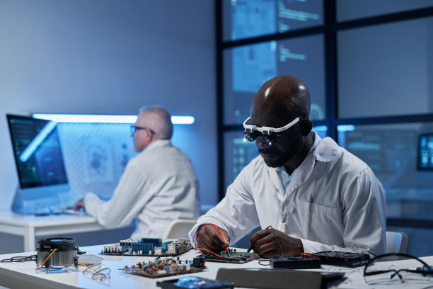 工程师在实验室里开发人工智能图片下载