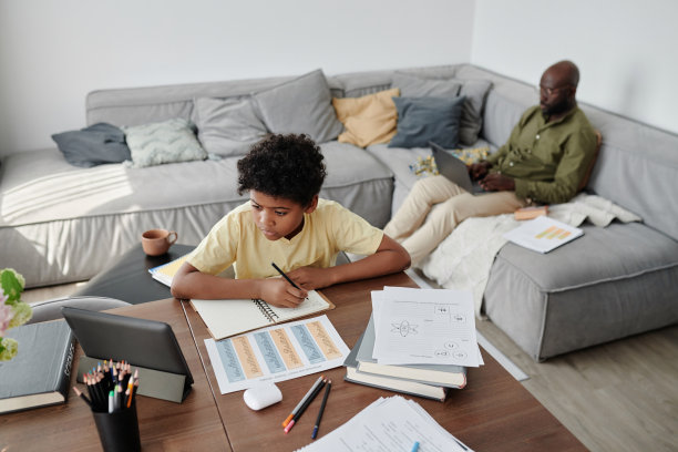 男孩在家做作业图片下载