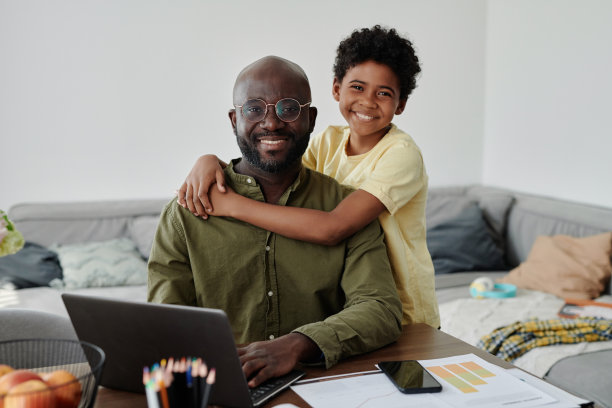 忙碌的父亲和他的儿子在家里图片下载