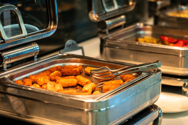 酒店餐厅提供加热自助餐盒，早餐配有土豆条图片下载