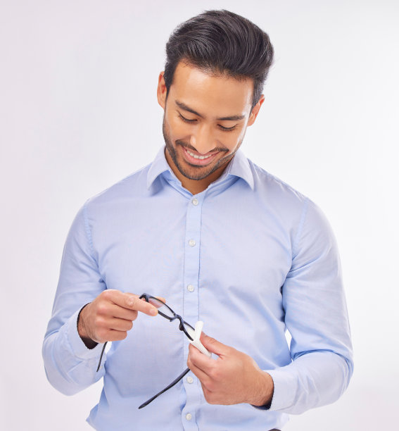 在有眼保健、时尚镜片或白色背景的摄影棚内手工、擦眼镜和清洁。商人，眼镜和布清洁玻璃，视觉或视力与框架的眼睛作为背景图片下载