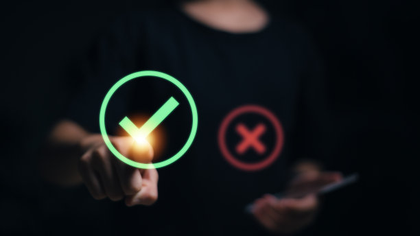 正确和错误的图标，女人的手选择正确的图标。批准、投票或正确决策的概念。图片下载