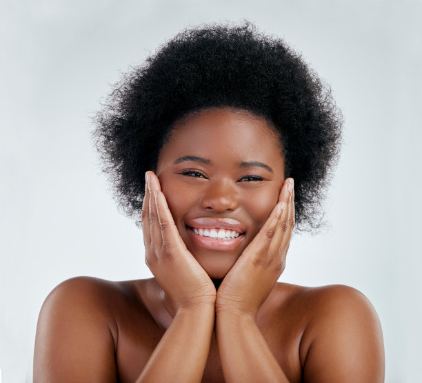 健康，美容和肖像的女性在工作室与自然，护肤或美容的面部程序。健康，年轻和头部的非洲女模特与面部皮肤的灰色背景。图片下载
