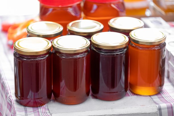 农场市场上不同品种的蜂蜜罐图片下载