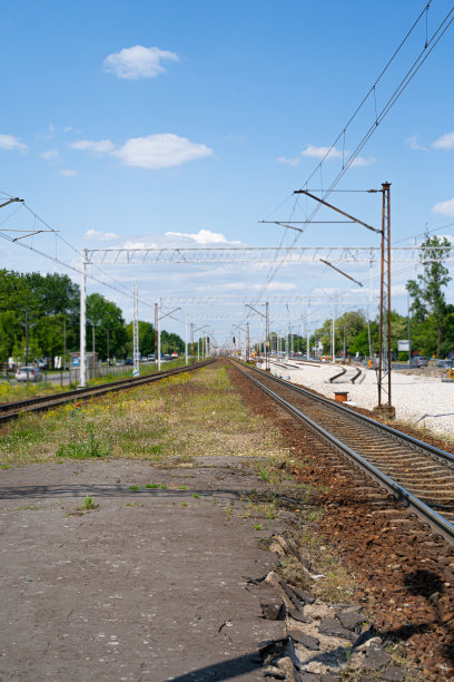 采购产品铁路线特写，火车轨道与轨道压载石，金属轨道，旧铁路轨道图片下载