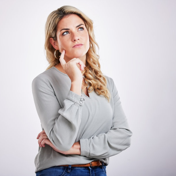 思考，头脑和解决问题的一个女人在灰色背景的工作室沉思。想法，选择和决定与一个迷人的年轻女性深思熟虑的奇迹图片下载