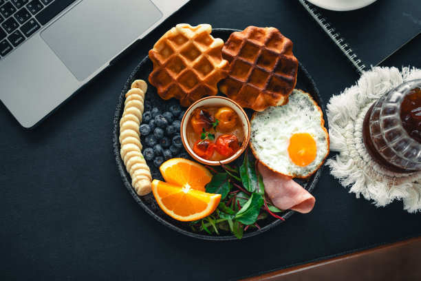 早餐华夫饼配煎蛋、水果和火腿。图片下载