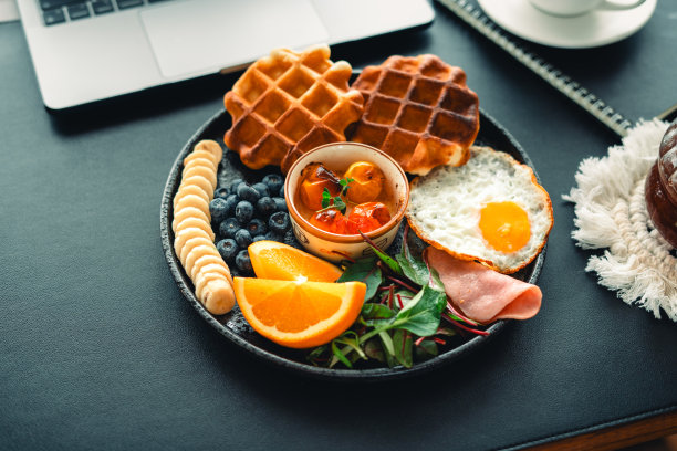 早餐华夫饼配煎蛋、水果和火腿。图片下载