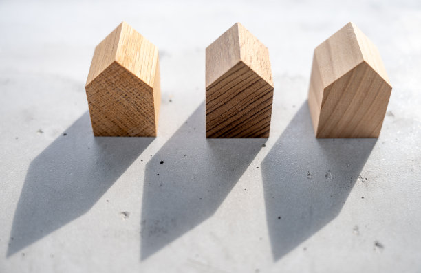 一排排的小木屋模型。房地产概念形象图片下载