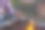 一个穿着格子衬衫的女孩在房子院子里的火上烤棉花糖。晚上家庭聚会在篝火旁，户外旅游椅图片下载
