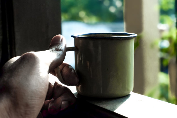 现在是清晨，窗边喝着一杯热咖啡。图片下载