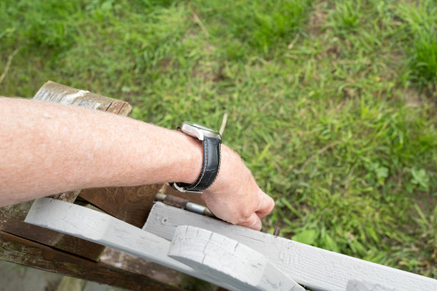 有人看到男性房主锁上了通往公共草地的花园大门。图片下载