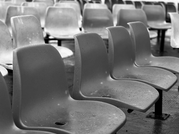 渡船上的空塑料座位图片下载