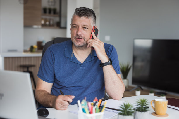 愉快的商人正在打电话图片下载