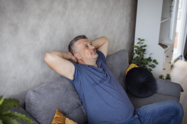 大个子在家休息图片下载