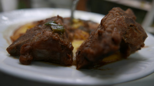 午餐是玉米粥、猪肉和洋葱酱。自制玉米粥，特写，侧视图。玉米粥盘(煮熟的玉米粉)。排骨。煮熟的猪肉。意大利菜。煮玉米粥。煮玉米粥。午餐时间图片下载