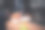 通过使用笔记本电脑和在工作场所写笔记本来学习在线课程，教育发展或知识改进的概念。图片下载