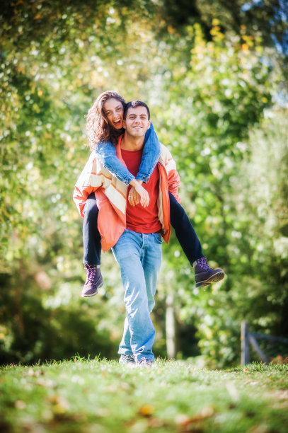 坠入爱河。浪漫的情侣一起在草地上散步图片下载