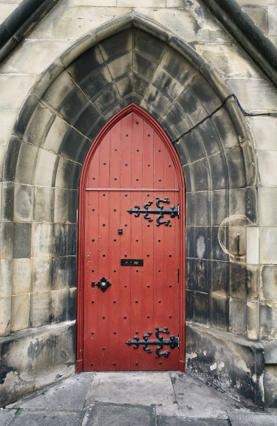 红色的木制教堂门和拱门图片下载