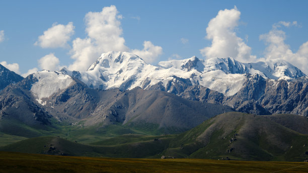 天山山脉的高地山谷图片下载