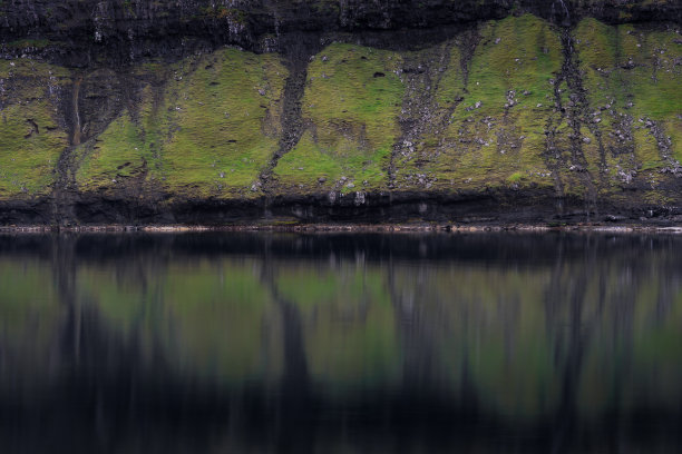 在仲夏的夜晚照镜子图片下载