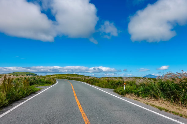 秋日晴空万里的麻生牛奶路驾车风景(熊本县麻生市)图片下载
