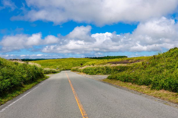 秋日晴空万里的麻生牛奶路驾车风景(熊本县麻生市)图片下载